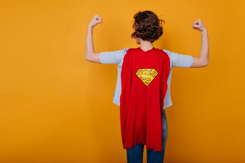 Egy tökéletességre törekvő nő supermanes jelmezben