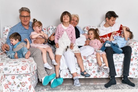 A Kakstedter család, Tünde és férje nevelőszülők