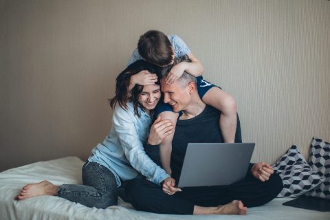 Egy házaspár és a gyerekük a home office és a pandémia idején