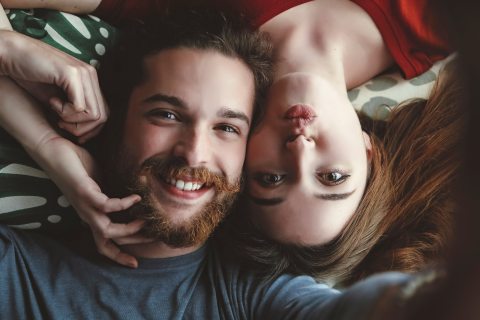 Szelfit készítő, mosolygó pár