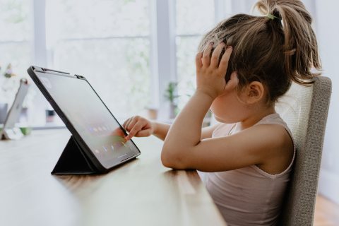 Tableten tanuló kislány