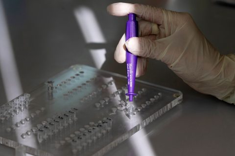Laborban dolgozó ember, génterápiával foglalkozó ember