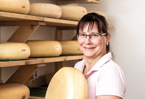 Kun Anita saját készítésű sajtjával