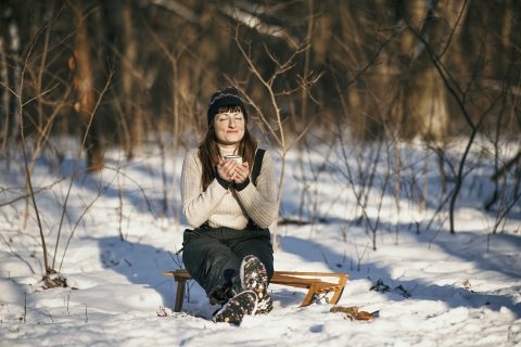 A decemberi hajtás ellenére relaxáló, nyugodtan ülő nő