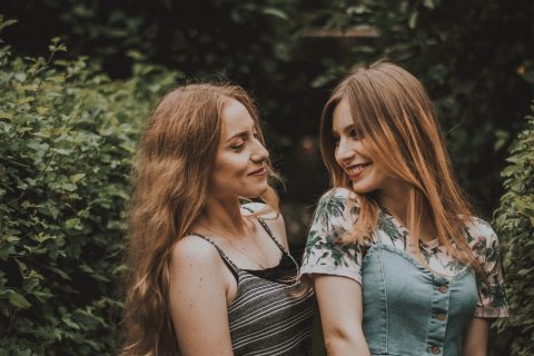 Két testvér, egymásra mosolyognak, jó a kapcsolatuk