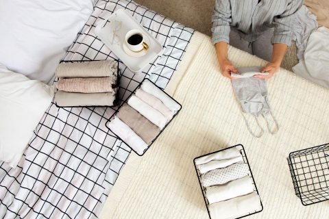 Egy nő rendet rak Marie Kondo szabályai alapján