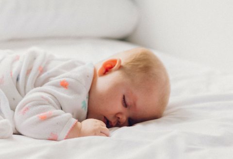 Alvó csecsemő, aki nem alussza végig az éjszakát