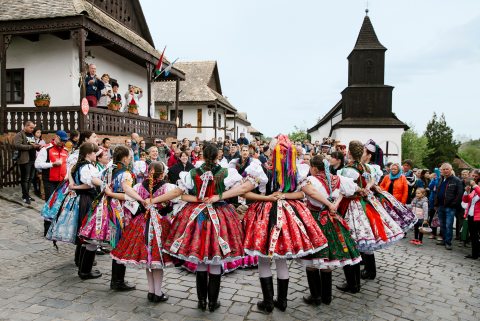 Hollókő húsvét alatt: néptáncoló lányok a főtéren