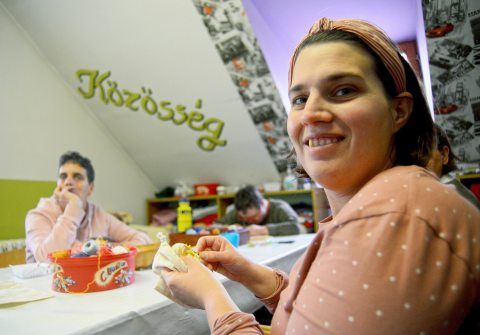 Fogyatékkal élő nő a Bárka lakóotthonban