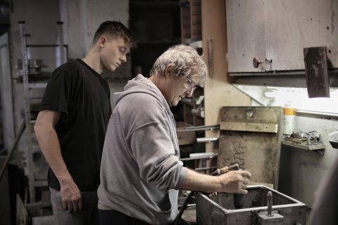 Egy apa a műhelyben a fiával