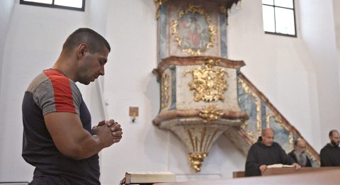Lólé Attila imádkozik a Szabadító című filmben
