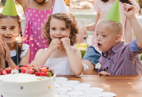 gyerekek gyerekzsúron, köztük egy Down-szindrómás kisfiú is