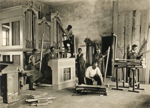 A pécsi Angster-gyár orgonaállító terme a '40-es években 