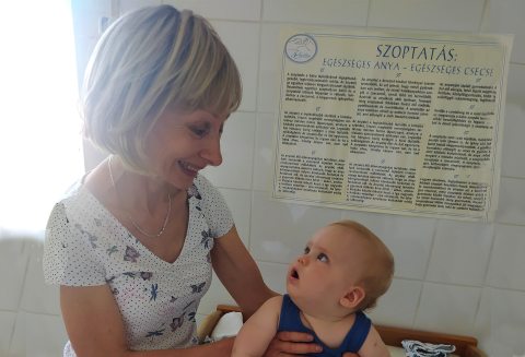 Lengyelné Guth Éva védőnő egy kisbabával