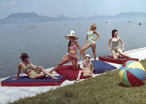 Strandolók a Balatonnál