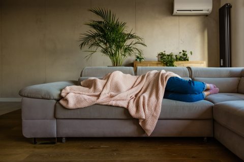 Kanapén fekvő nő, rugalmatlan gondolkodású nő