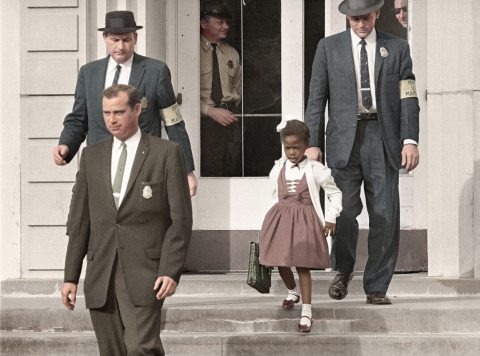 Rendőrök kísérik Ruby Bridgest, az első afroamerikai gyermeket, akit fehér iskolába integráltak