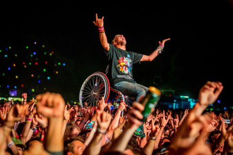 kerekesszékes férfi a tömegben a Sziget Fesztiválon