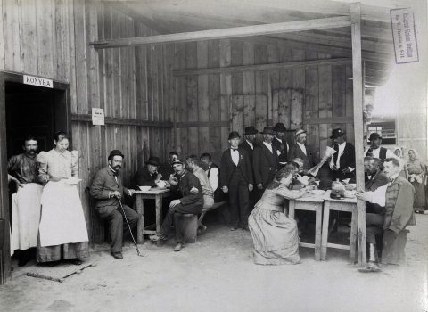 emberek ebédelnek 1896-ban