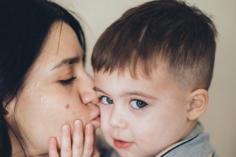 Lány a kistetvérével, akit sokáig nem kedvelt