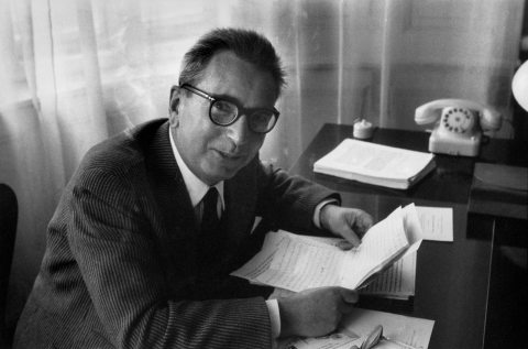 Viktor Frankl íróasztalnál ül