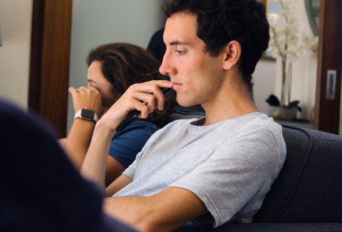 Két elgondolkodó ember, akik teljesen máshogy élik meg az eseményeket