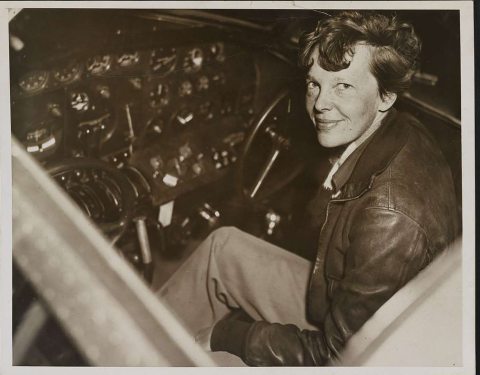 Amelia Earhart a pilótafülkében
