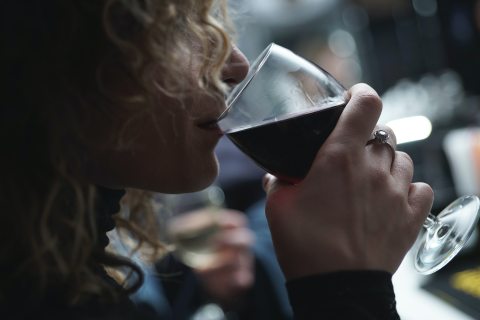 Alkoholista nő bort iszik