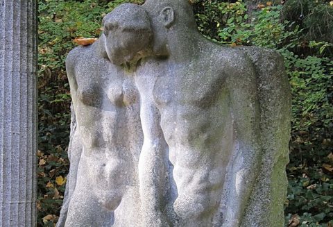 Szobor, egymáshoz hajoló férfi és nő