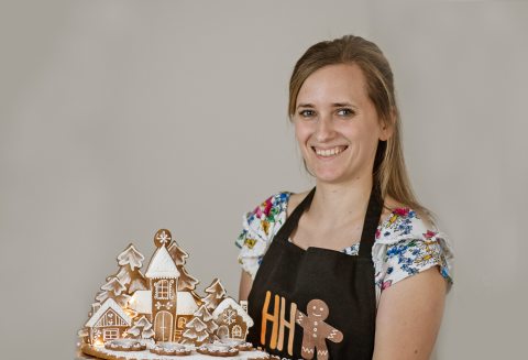 Gábri-Kása Henrietta egy mézeskalács faluval