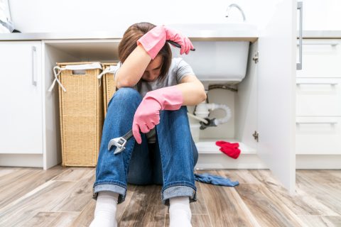 Csőgörényt használó nő a konyhában