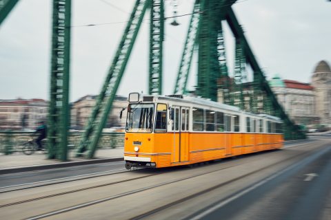Villamos a Szabadság hídon