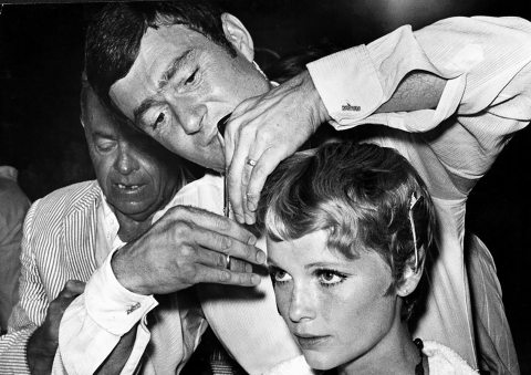 Vidal Sassoon fodrász Mia Farrow haját vágja 