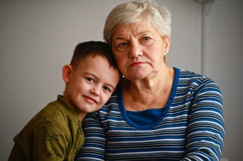 egy menekült ukrán család tagjai, Márk és nagymamája