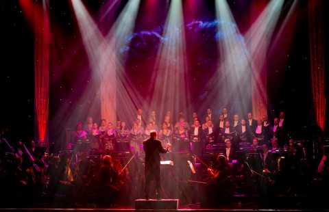 A Budapesti Operettszínház Énekkara és Zenekara, vezényel Pfeiffer Gyula 