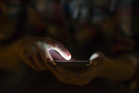 Telefon világít egy ember szemében