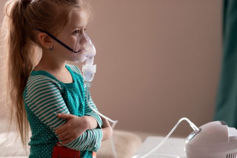 Beteg kislány egy inhalátorral