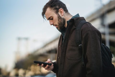 férfi mobillal