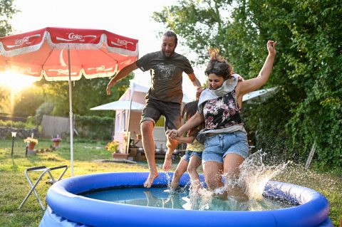 a Vándorsólyom Camping vezetői kislányukkal