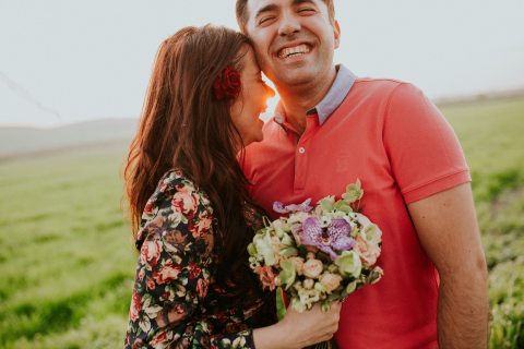 egymáshoz bújó nő és férfi