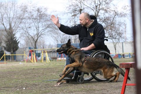 A NEO Segítőkutya Egyesület elnöke egyik kutyájukkal