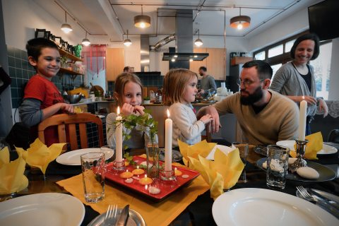 egy család a Chef’s Home főzőműhely programján
