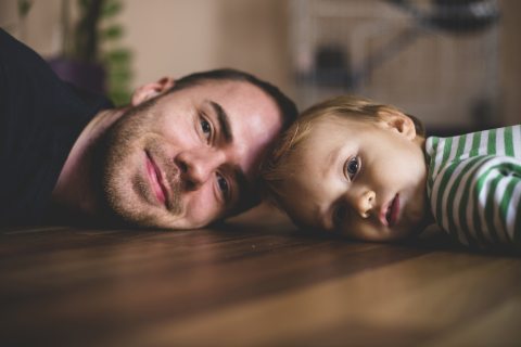férfi és kisfiú összeérintik a fejüket