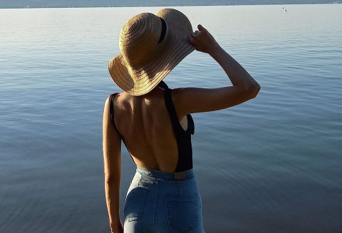 A Képmás szerzője kalapban, a Balatonnál