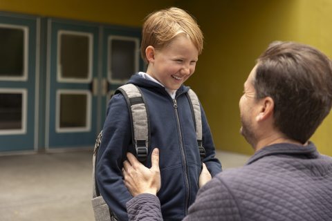 mosolygó kisfiú és egy férfi