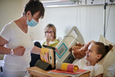 Zajovicsné Vízer Bernadett, a Lurkó alapítója egy kórházi ágyban fekvő kislánnyal
