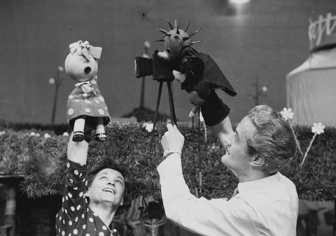 Major Ida Böbe baba és Kaszás László Sün Sámuel bábjával 1962-ben