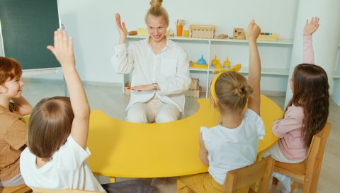 tanár és diákok félköríves padban ülnek
