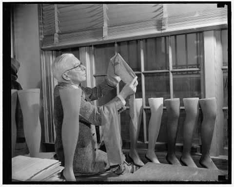 Egy szövettechnikus pamutharisnyákat vizsgál 1941-ben