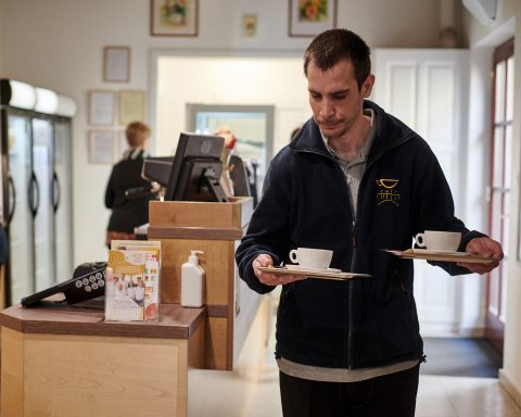 a Cafe Collins egyik fogyatékossággal élő munkatársa